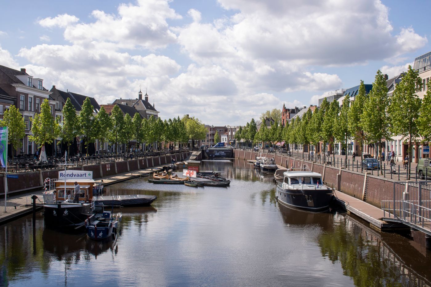 Boten in de Haven van Breda tussen bomen en historische panden