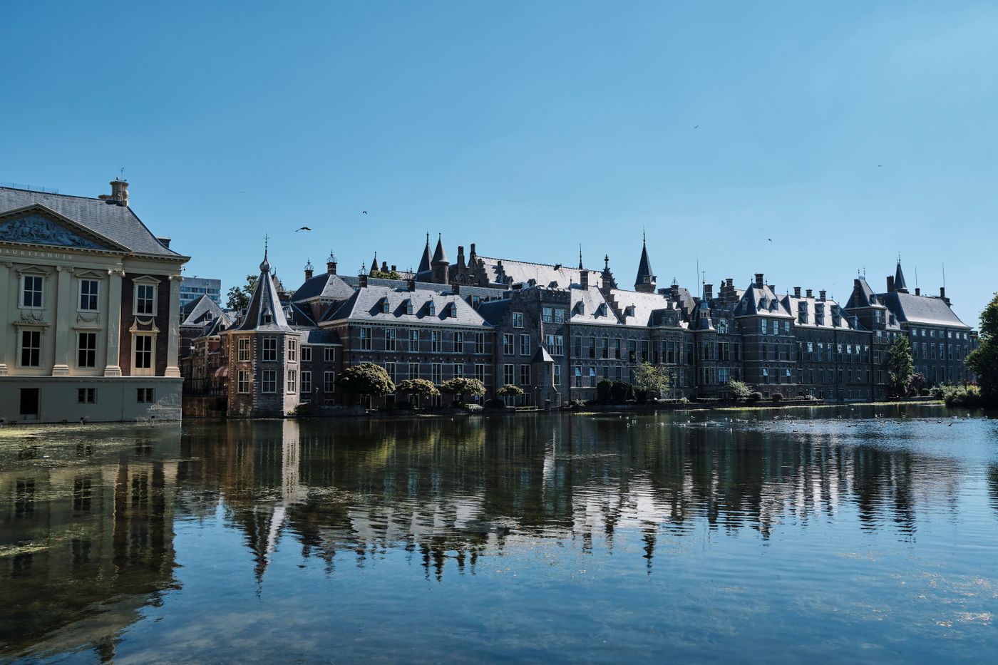 Het Binnenhof in Den Haag aan de Hofvijver