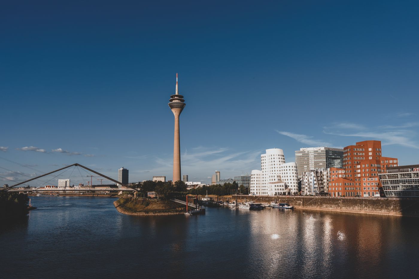 De Rheinturm en de Medienhafen in Düsseldorf aan de Rijn in de avond