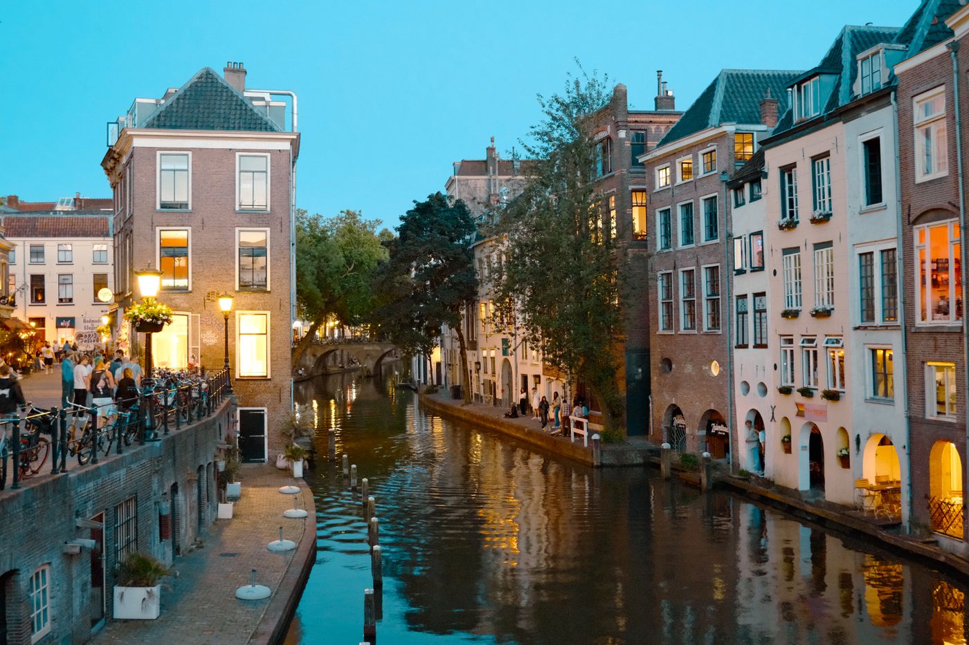 De Oudegracht in Utrecht met verlichte werfkelders in de avond